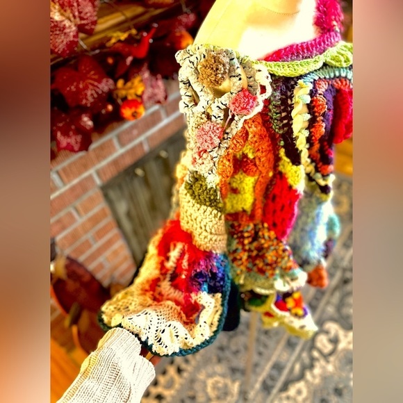HANDMADE FREE FORM CROCHETED CAPE - Picture 7 of 15